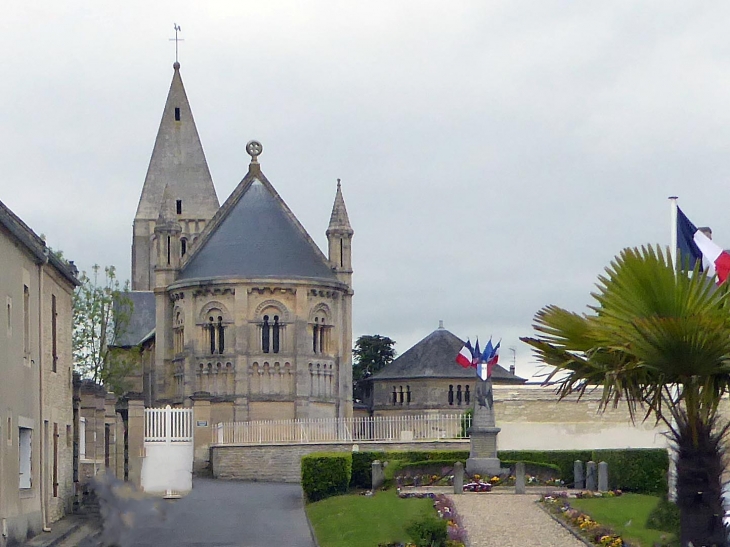 Le chevet de l'église et le monument aux morts - Basly