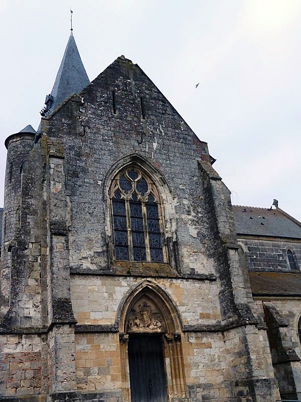 L'entrée de l'église - Beaumont-en-Auge