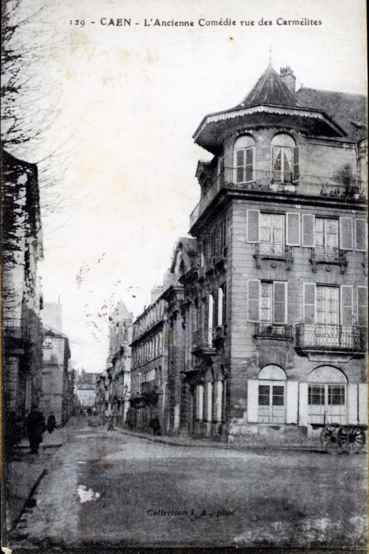 L'ancienne Comédie, rue des Carmélites, vers 1928 (carte postale ancienne). - Caen