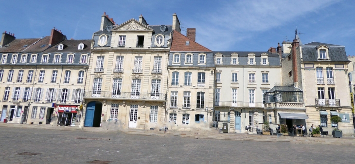 Place Saint Sauveur : maisons 18ème siècle - Caen