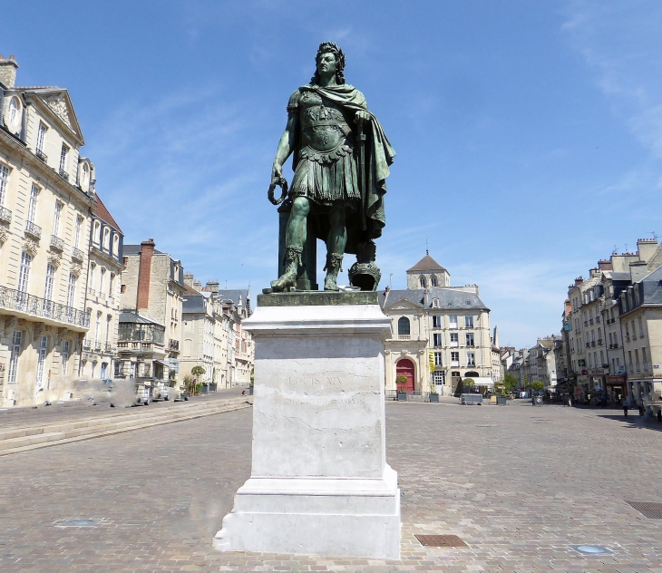 Place Saint Sauveur : statue de Louis XIV - Caen