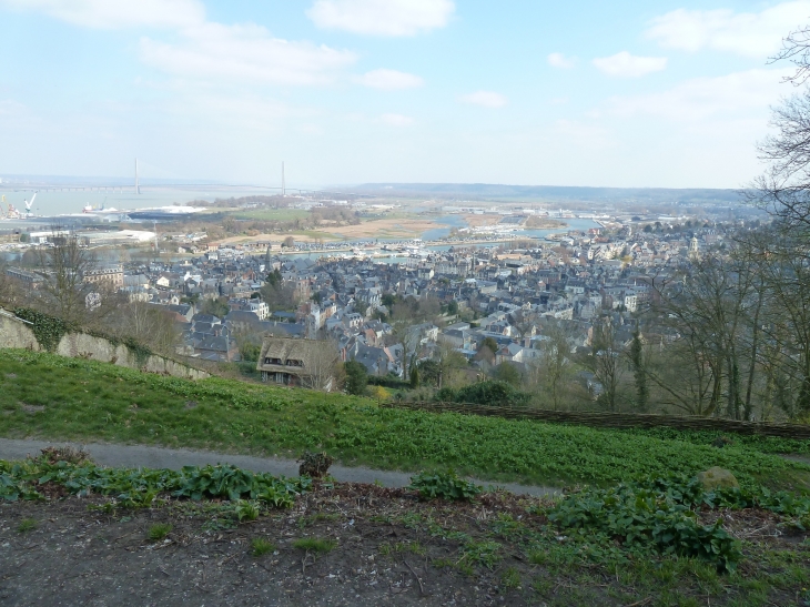 Le Mont Joli : vue sur Honfleur et l'estuaire de la Seine - Équemauville