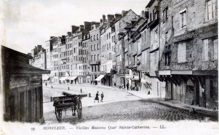 Vieilles maisons Quai Sainte Catherine, vers 1918 (carte postale ancienne). - Honfleur
