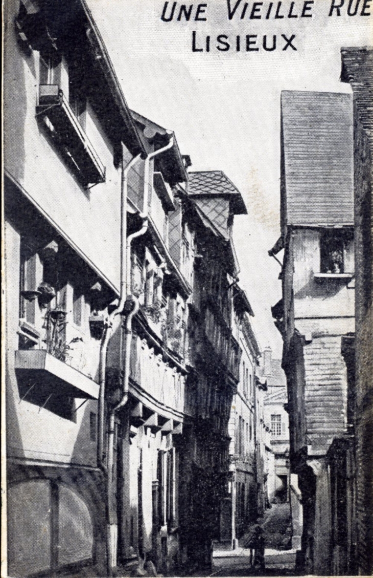 Une vieille rue, vers 1930 (carte postale ancienne). - Lisieux