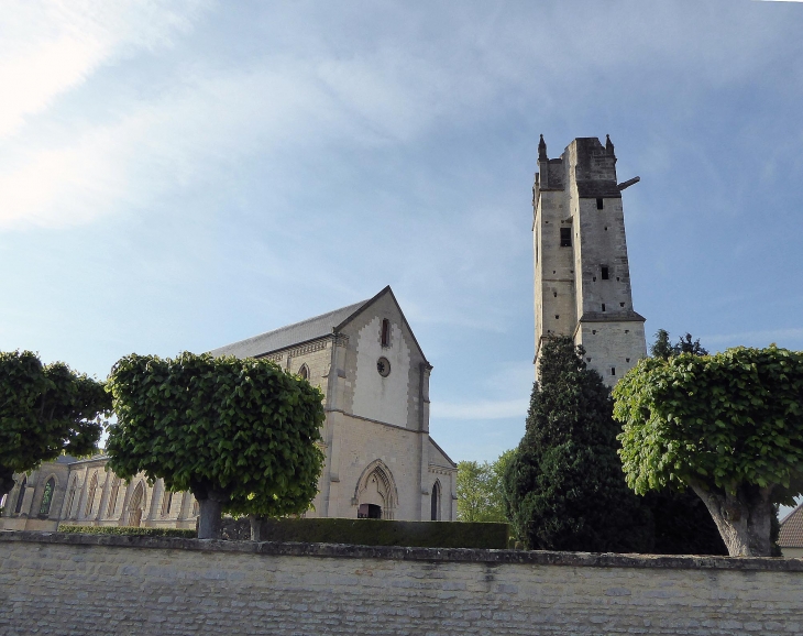 L'église au clocher séparé - Ranville