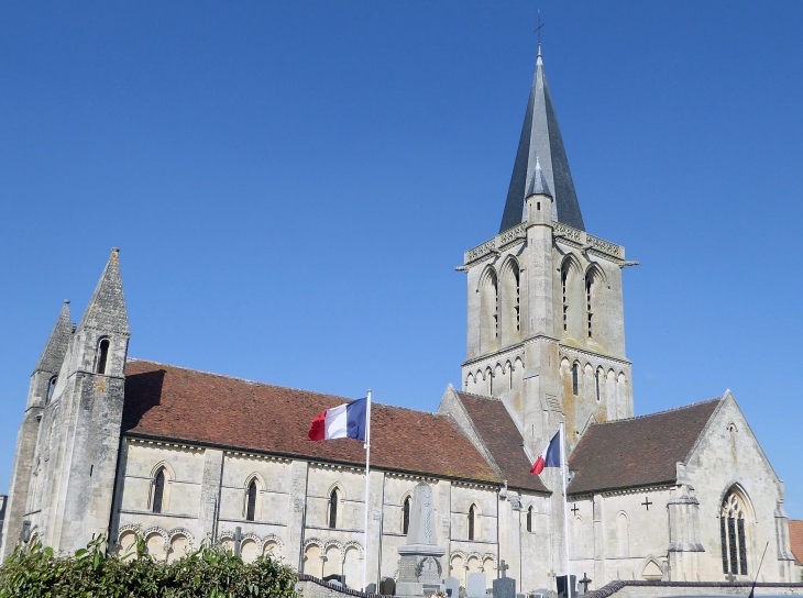 L'église. Le 1er Janvier 2016 les communes Lasson, Rots et Secqueville-en-Bessin ont fusionné  pour former la nouvelle commune Rots .