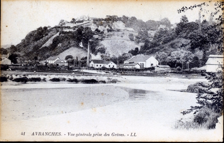 Vue générale prise des Grèves, vers 1926 (carte postale ancienne). - Avranches