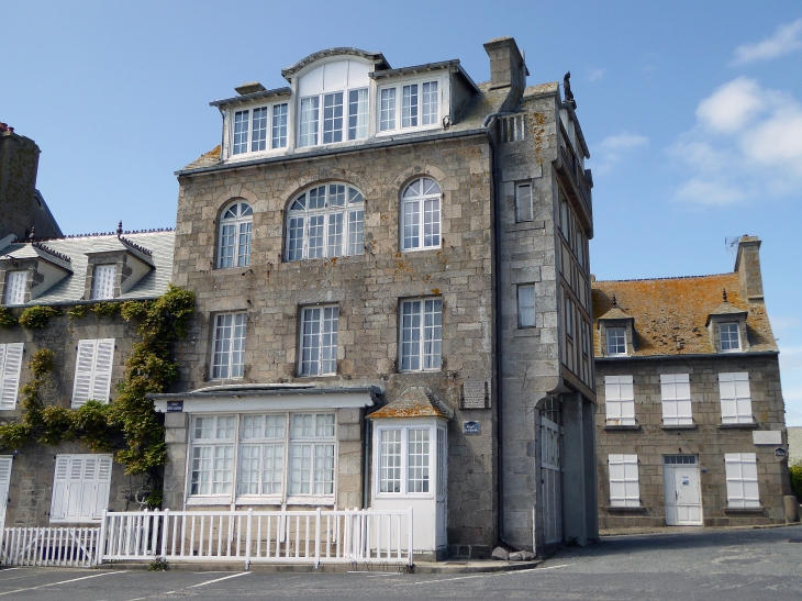 Belles maisons du centre, à l'arrière plan la maison du peintre Signac - Barfleur