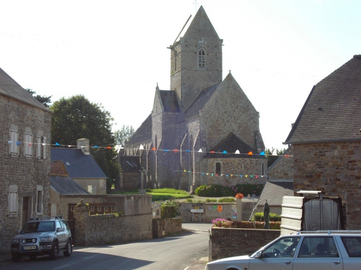 Le bourg et l'église prise de la place - Besneville