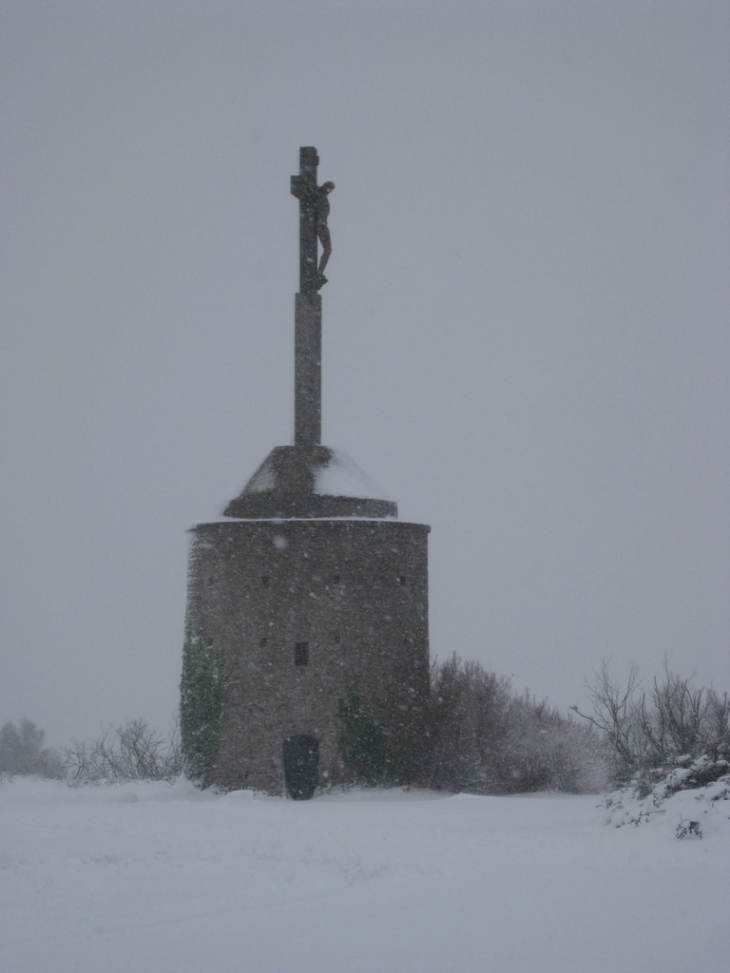 Le molin calvaire de Besneville sous la neige