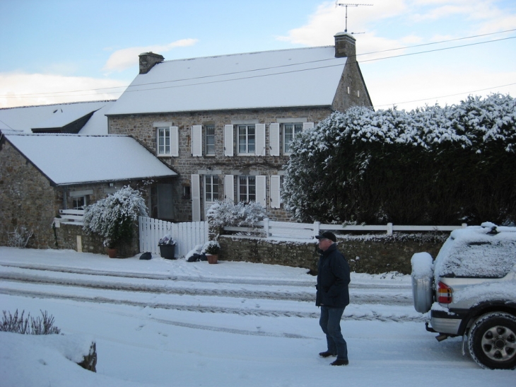 Le Hameau d' Auxais sous la neige - Besneville