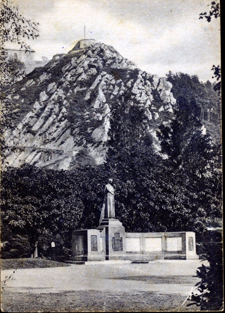Monument aux Morts de la Guerre 14-18, vers 1950 (carte postale ancienne). - Cherbourg-Octeville