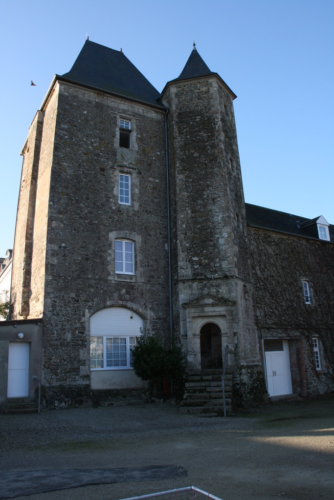 Le château, la tourelle d'escalier et le pavillon - La Haye-du-Puits