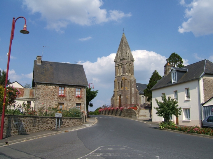 Eglise et rue principale du Mesnil Raoult - Le Mesnil-Raoult