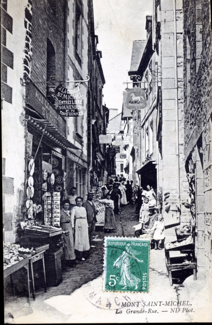 La Grande Rue, vers 1909 (carte postale ancienne). - Le Mont-Saint-Michel