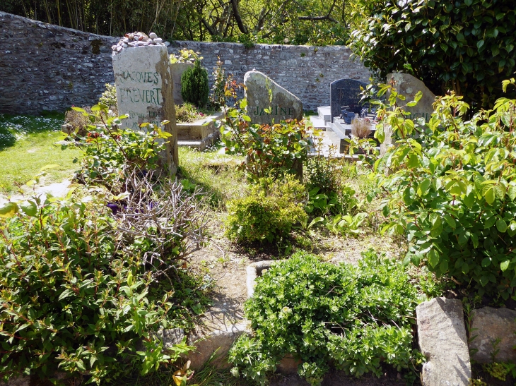 Tombes de la famille Prévert dans le cimetière - Omonville-la-Petite