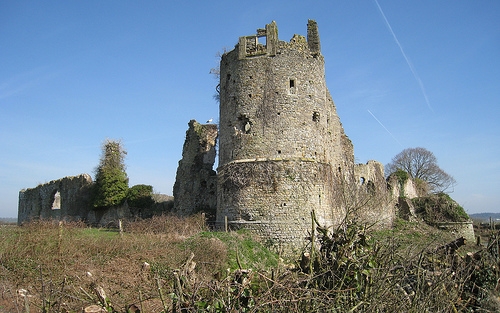 Construit vers 1090 par Odon de Carteville, demi-frère de Guillaume Le Conquérant, le château de la Rivière était alors battu par les mouvements de la mer. - Saint-Fromond