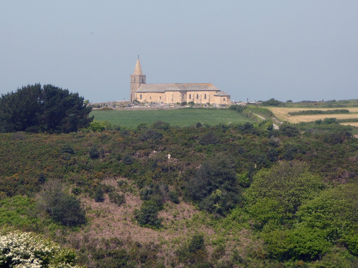 L'église visible de loin - Saint-Germain-des-Vaux