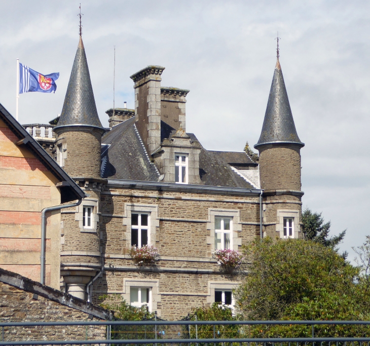 Le château mairie.  - Saint-James