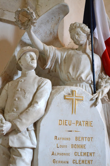 Monument aux morts dans l'église - Saint-Martin-de-Varreville