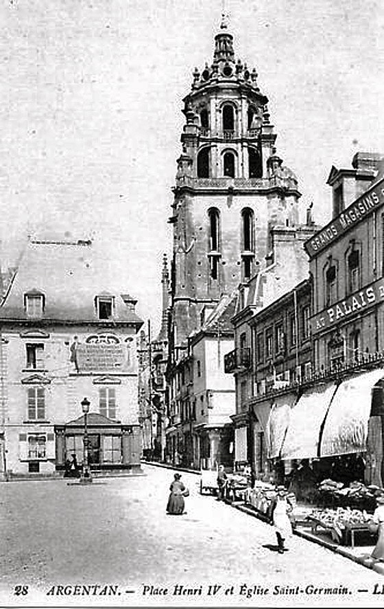 Place Henri IV et l'église Saint Germain, vers 1910 (carte postale ancienne). - Argentan
