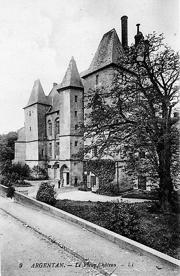 Le vieux château, vers 1910 (carte postale ancienne). - Argentan