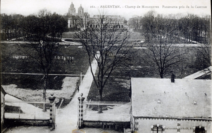 Champ de Manoeuvres - Panorama pris de la Caserne, vers 1910 (carte postale ancienne). - Argentan
