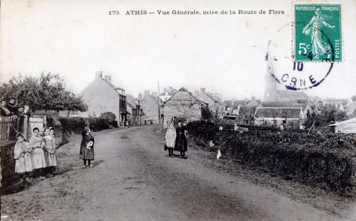 Vue générale, prise de la route de Flers, vers 1910 (carte postale ancienne). - Athis-de-l'Orne