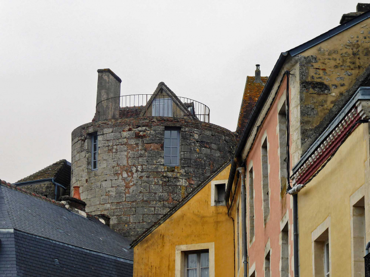 Place de l'Europe : vue sur la tour de l'ancien château - Bellême