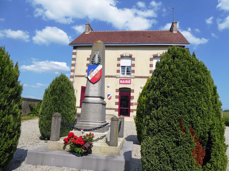 Le monument aux morts devant la mairie - Bursard