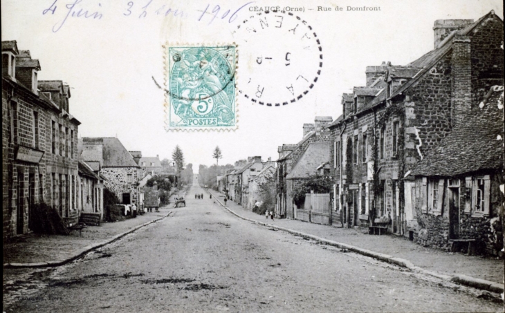 Rue de Domfront, vers 1906 (carte postale ancienne). - Ceaucé