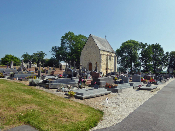 La chapelle dans le cimetière - Courtomer