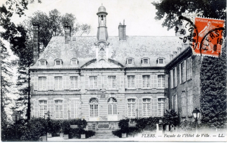 Façade de l'Hôtel de ville, vers 1913 (carte postale ancienne). - Flers