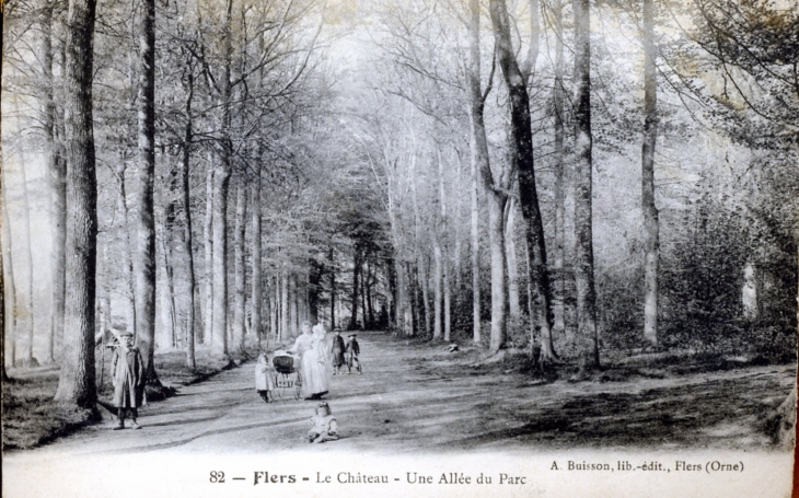 Le château - Une allée du Parc, vers 1907 (carte postale ancienne). - Flers