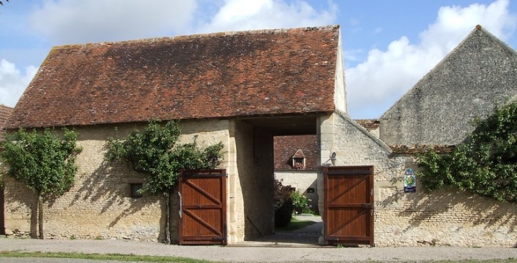 Le porche d'entrée de la Ferme de l'Isle aux Oiseaux - Fontenai-sur-Orne