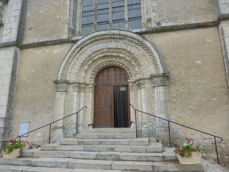 Porche Roman de l'église St Barthélémy - Le Pin-la-Garenne
