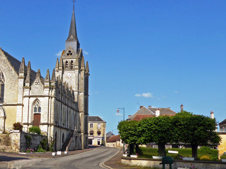 Vers l'église - Le Pin-la-Garenne