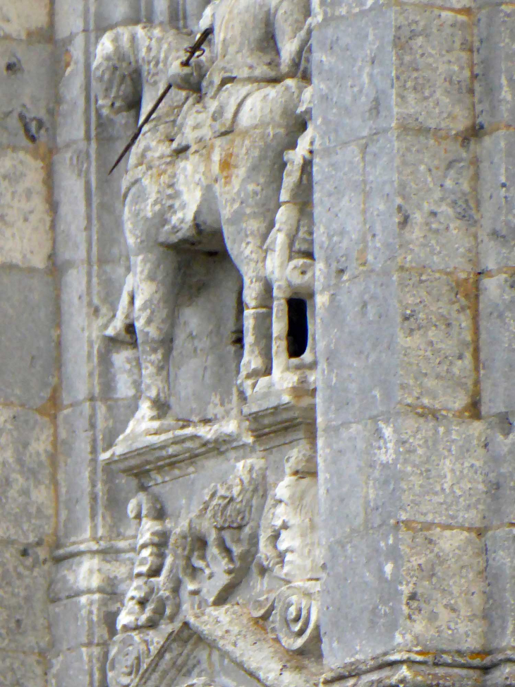 Le bas relief de l'église : Saint Martin à cheval - Loisail
