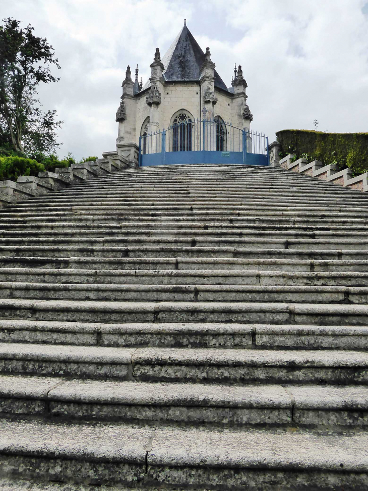L'escalier menant au cimetière et à la chapelle Notre Dame de Pitié - Longny-au-Perche