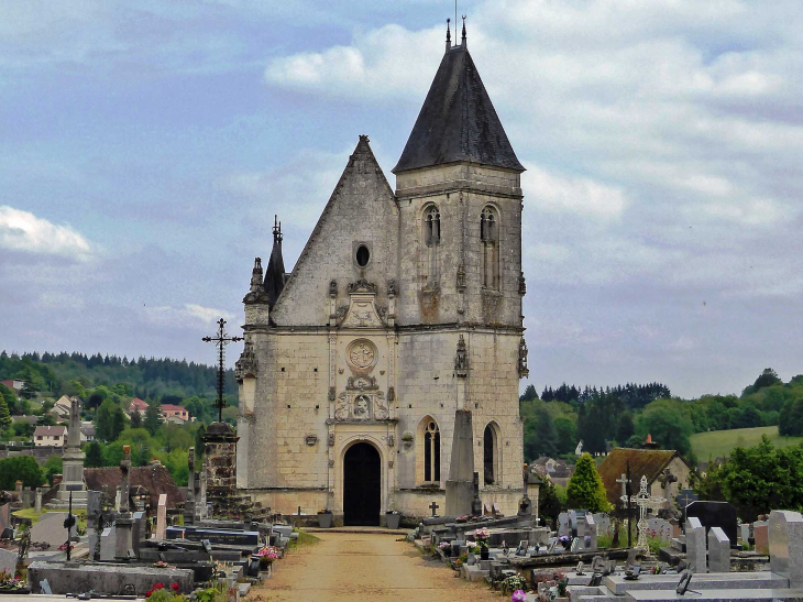 La chapelle Notre Dame de Pitié dans le cimetière - Longny-au-Perche