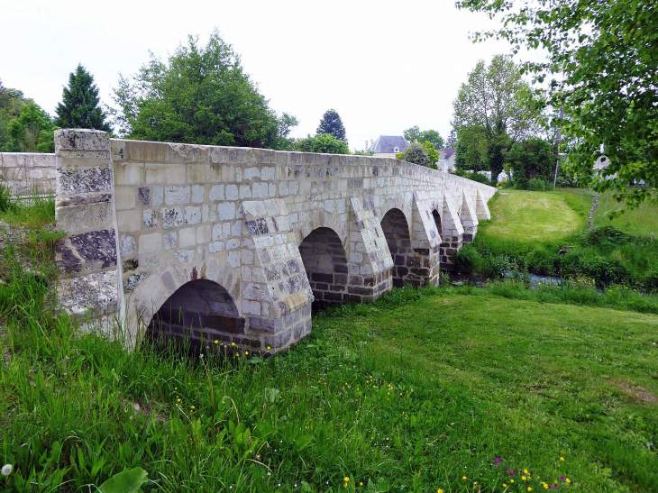 Le pont sur l'Huisne - Mauves-sur-Huisne