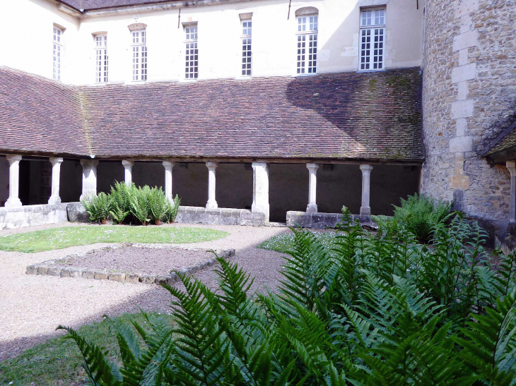Le cloître du couvent Saint François - Mortagne-au-Perche