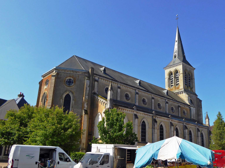 Le marché sur la place de l'église - Moulins-la-Marche