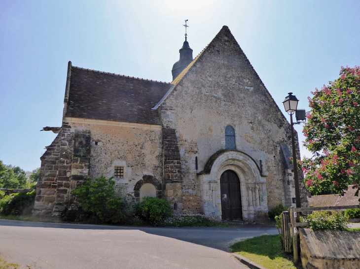 L'entrée de ll'église Notre Dame - Moutiers-au-Perche
