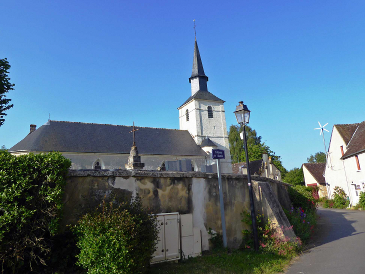 L'église dans le rue de l'Ecole - Saint-Ouen-de-la-Cour