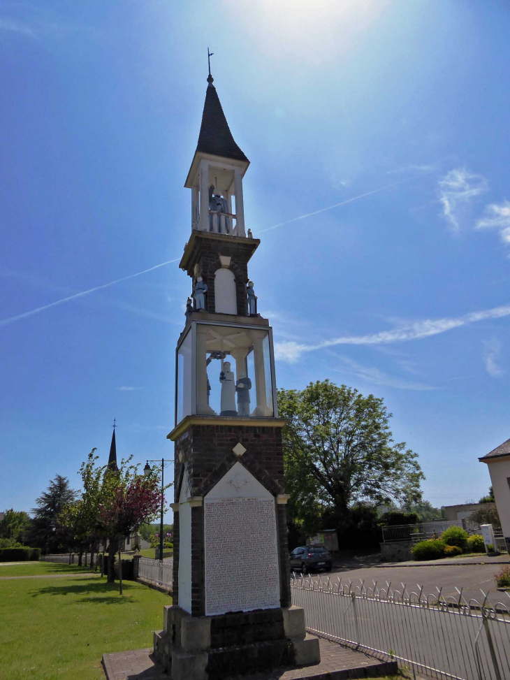 Le phare Sollerot  colonne de 14 m à la gloire autoproclamée de l'ancien maire - Saint-Ouen-sur-Iton