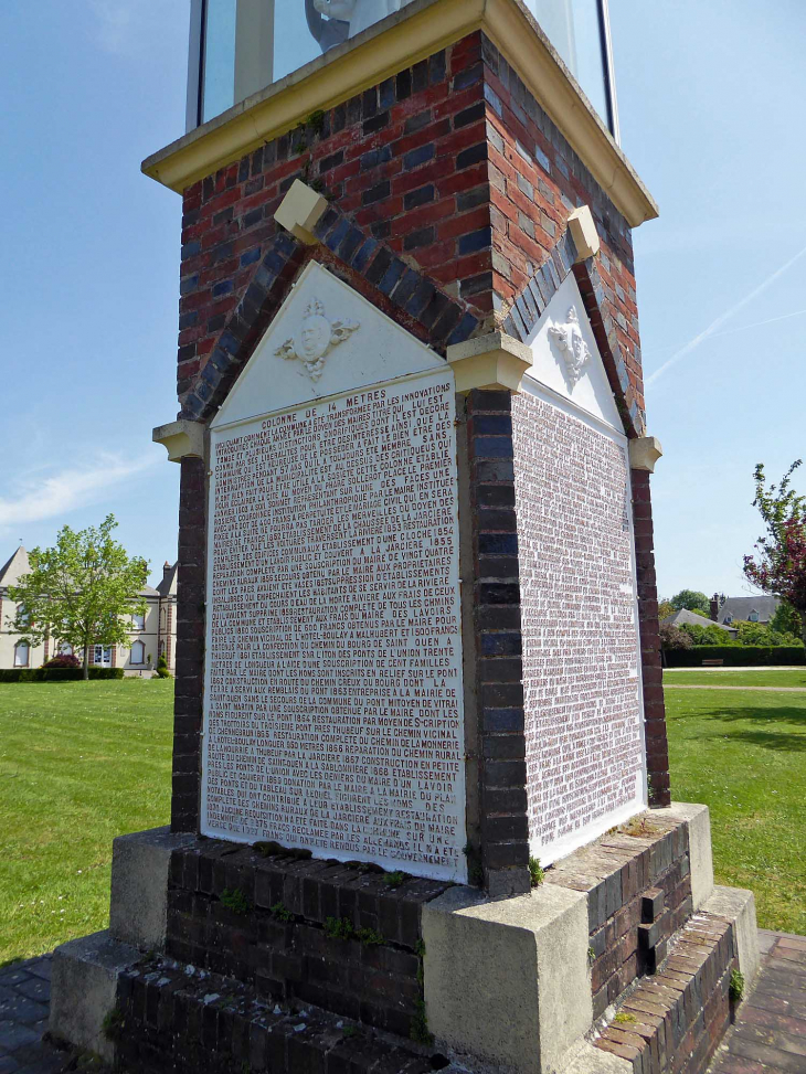 Les inscriptions  sur le phare - Saint-Ouen-sur-Iton