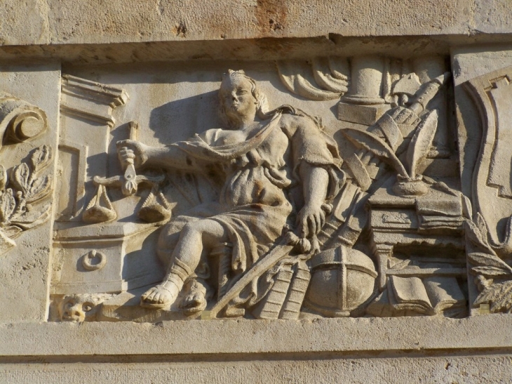 Bas relief surmontant la porte de la Mairie - Aignay-le-Duc
