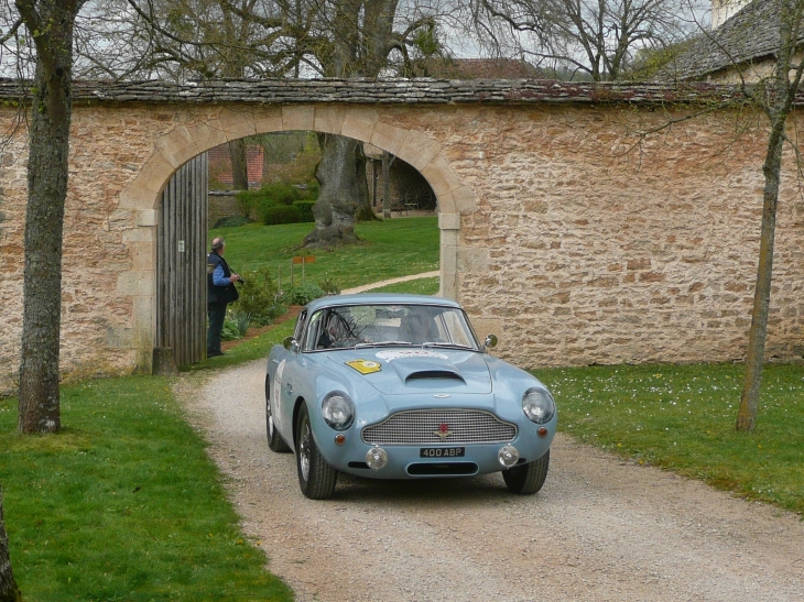 Tour Auto 2014 au château Bussy Rabutin -Aston Martin DB4 GT - Bussy-le-Grand