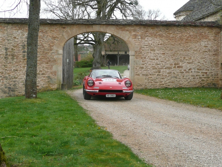 Tour Auto 2014 au château Bussy Rabutin -Dino Ferrari 246 GTS - Bussy-le-Grand
